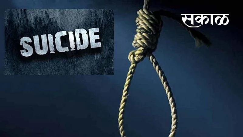 A senior officer from Chhattisgarh committed suicide by hanging himself in a lodge in Nagpur}