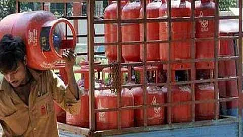 Akola News: Why cylinder subsidy only affects ordinary citizens?