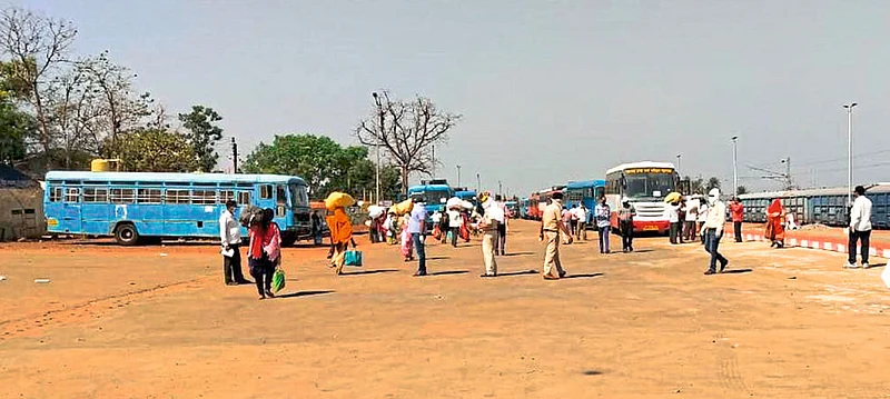 देसाईगंज : येथील रेल्वे स्थानकावर परराज्यातून आलेले मजूर.