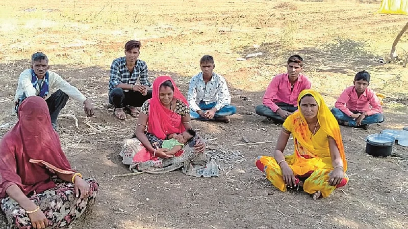 घनसावंगी : शेतात वास्तव्य केलेले राजस्थानातील मजूर.