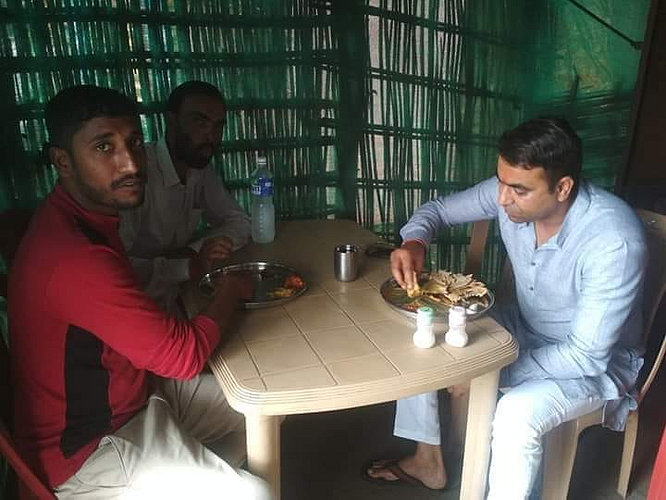 हिंगणा ःहिंगणा शिवाजी चौकातील झुणका-भाकर केंद्रावर ताव मारताना आमदार समीर मेघे.