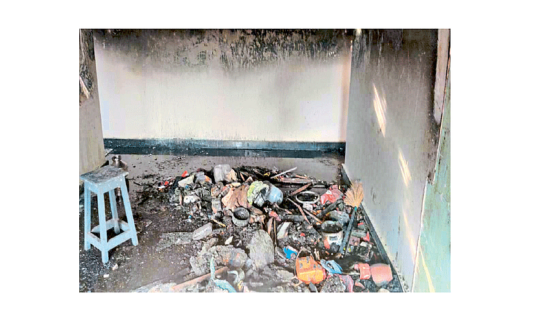 refrigerator fire destroy kitchen contractors in lanja kokan marathi news