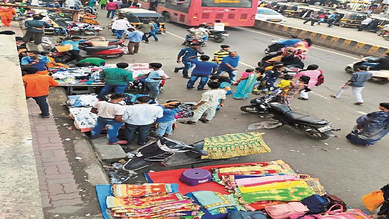 वसई-विरार शहरात रस्त्यांचे रुंदीकरण झाल्यानंतरही फेरीवाल्यांनी अतिक्रमण करून ते गिळंकृत केल्याने झालेली वाहतूक कोंडी.
