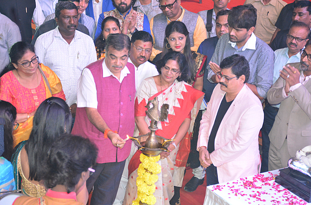 नागपूर : महापालिकेद्वारा आयोजित इनोव्हेशन पर्वात "स्टार्टअप फेस्ट'चे उद्घाटन करताना केंद्रीय मंत्री नितीन गडकरी; बाजूला मराठी हास्य अभिनेते भारत गणेशपुरे, अभिनेते संदीप कुळकर्णी व मान्यवर.