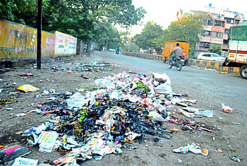 जळगावत पून्हा होणार कचरा कोंडी; वेतनाअभावी सफाई कामगारांचे ‘कामबंद’