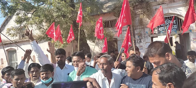 Akola News: Intense agitation on behalf of Elgar Association and Kisan Sabha, celebrating Holi of Farmers MLA