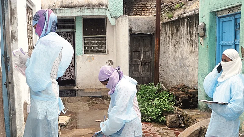 जूना जालना भागात सर्व्हेक्षण करताना पथक.