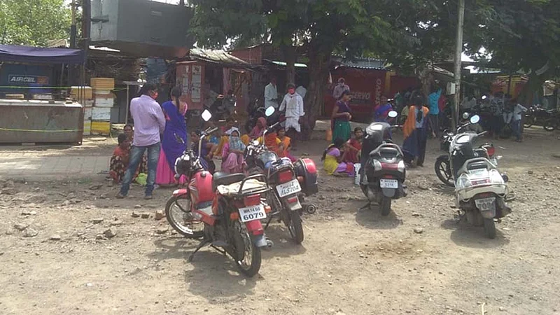 पेंटरांच्या कामाला कोरोनाचा बेरंग; कामासाठी जुनी सांगवीतील मजूर अड्ड्यावर होतेय गर्दी