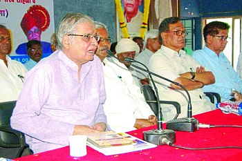 कळंब ः शिक्षणमहर्षी ज्ञानदेव मोहेकर महाविद्यालयात आयोजित कार्यक्रमात मार्गदर्शन करताना डॉ. आ. ह. साळुंखे. या वेळी डॉ. अशोक मोहेकर आदी.