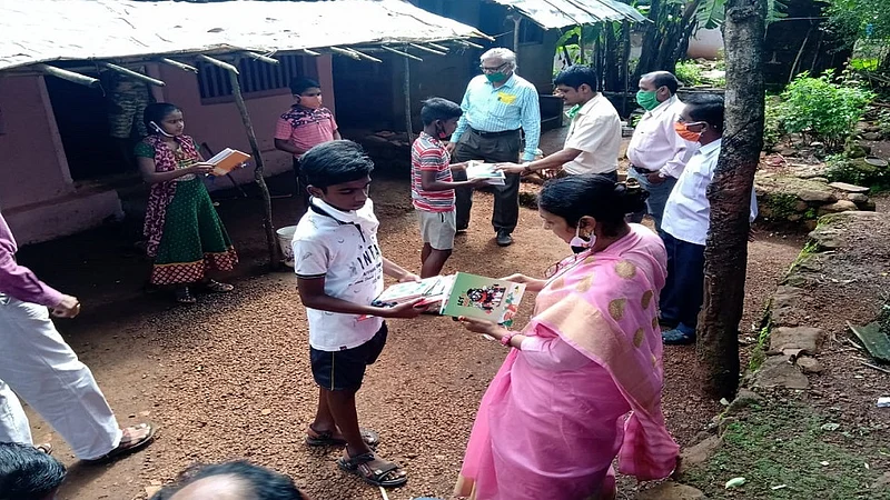 Review of Education Offline Teaching by Waghmode Zilla Parishad teachers imparting knowledge students through home visits