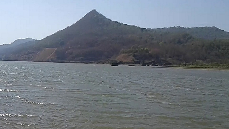 boat collapse and in ratnagiri one man dead and one not found
