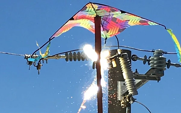 Akola Marathi News- Beware of power system while flying kites!