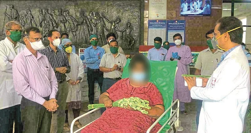 कोरोनामुक्त झालेल्या महिलेचे डाॅक्टरांनी स्वागत केले.