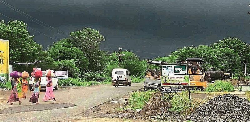 कुंभार पिंपळगाव : परिसरात रविवारी सायंकाळी आकाशात दाटून आलेले ढग.