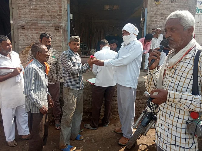Akola News: Kurankhed Gram Panchayat collected tax by giving a bouquet