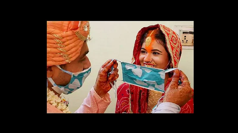 coronavirus bride and groom use mask in wedding at chattisgadh photo viral