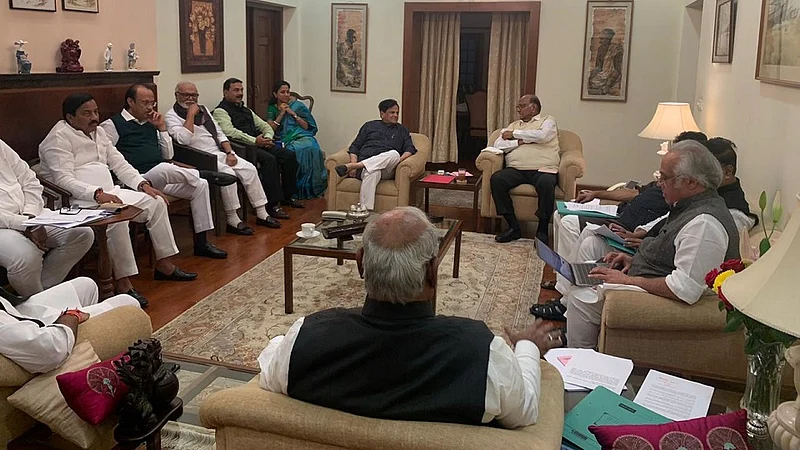 कॉंग्रेस राष्ट्रवादीच्या बैठकांमध्ये कॉंग्रेसचा 'हा' मोठा नेता मात्र मिसिंग..