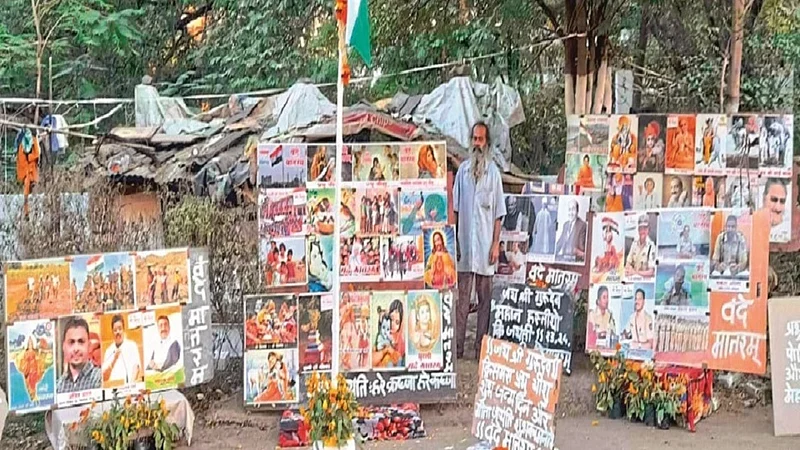 Man from Nagpur collecting photos of famous people in his hut Marathi news