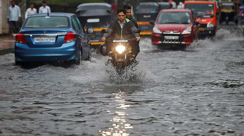 मुंबईसह, ठाणे, पालघरमध्ये आज वादळी वारे आणि मेघगर्जनेसह जोरदार पावसाची शक्यता