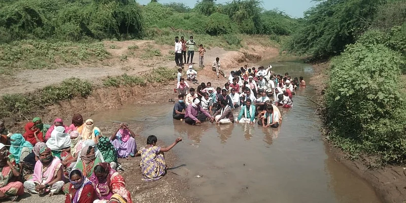 Akola News: Villagers abstain from food for the bridge