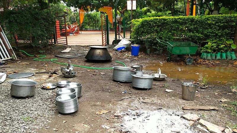 संपूर्ण देश श्रीराम मंदिर भूमीपुजनात मग्न...हे नेते मात्र मटणावर ताव मारण्यात दंग !