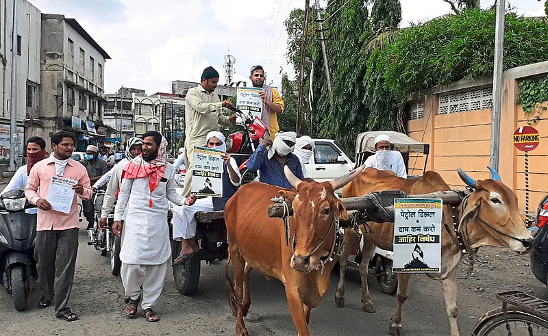 akola outbreak against petrol-diesel price hike, Congress dams, Shiv Sena burns statue of Petroleum Minister