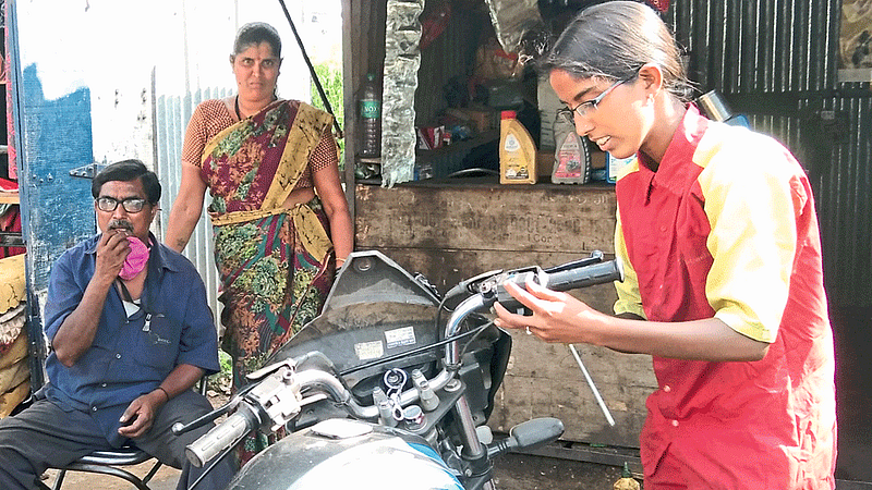 special story on Bike mechanic pooja gadekar kolhapur