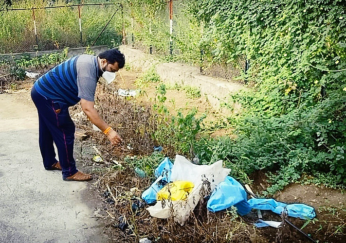 Akola News: PPE kit lying in Shivars cremation ground for two days