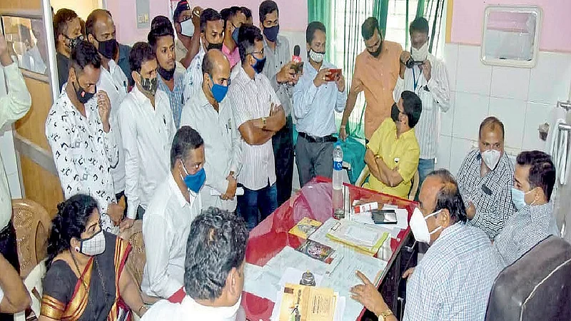 nitesh rane said to doctor don not charge extra amount from patients in ratnagiri}