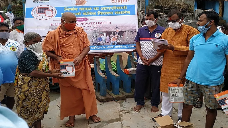 Siddhagiri Math Kadsiddheshwar Swamiji distribution of 300 solar lamps mandangad and dapoli in ratnagiri