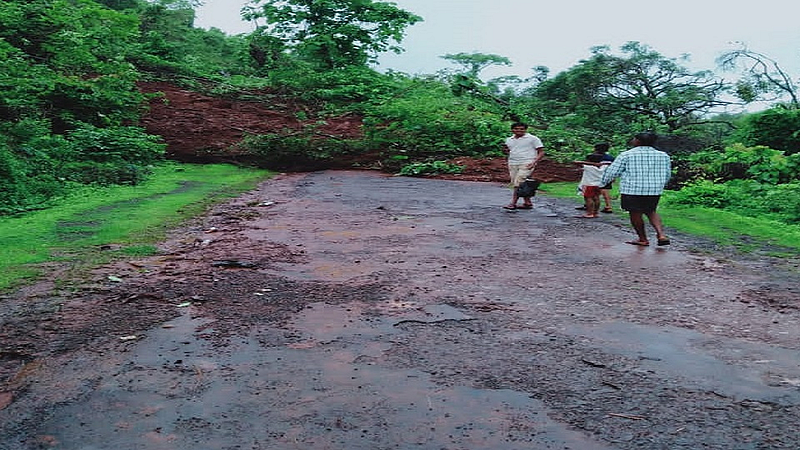 Heavy rains in Ratnagiri district road collapsed and the road was closed