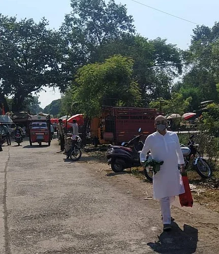 काय सांगतात ! चक्क आमदारांनाच भाजी खरेदीसाठी जावे लागले बाजारात