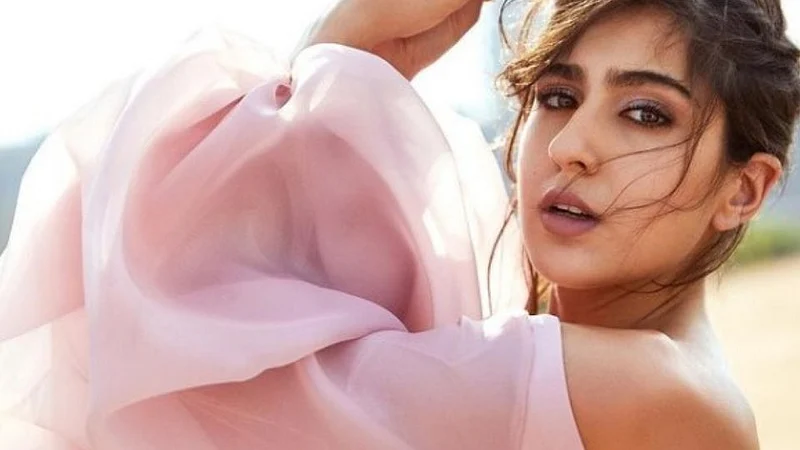 actress sara ali khan hot and glamorous photoshoot photos video goes viral on social media