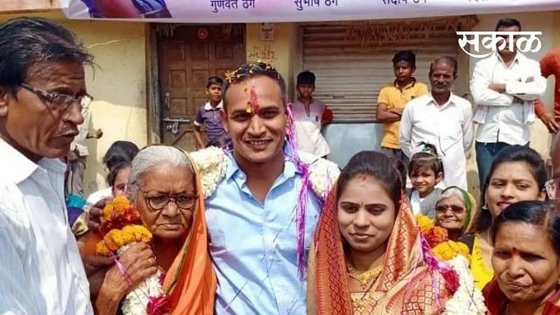 सतीशचे प्राथमिक शिक्षण पुसद येथे झाले आहे. बारावीनंतर त्यांनी दारव्हा येथील मुंगसाजी विद्यालयात डी.एड केले आहे. अत्यंत हलाखीच्या परिस्थितीत त्यांनी शिक्षण घेतले आहे.