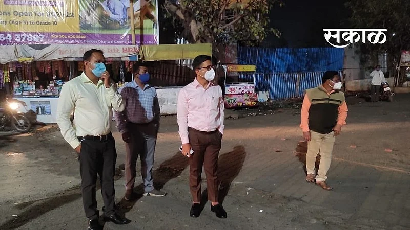 Yavatmal district collector are on road to tell people importance of mask