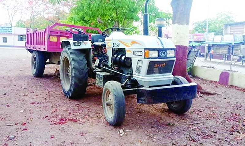 sand mafia's tractor in washim.jpg