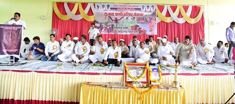 The four talukas of Solapur district came together for the questioning of water