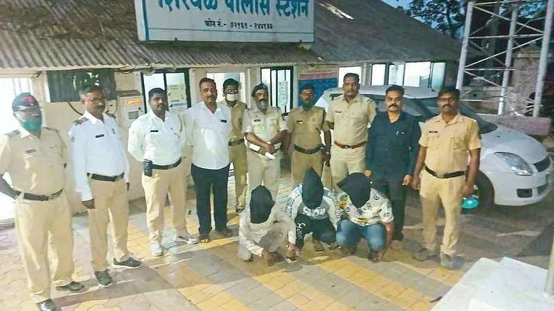 एटीएम कार्ड बदलणारी टोळी अटकेत; 65 कार्डसह तीन लाखांचा मुद्देमाल जप्त