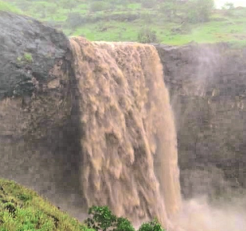 वेरूळ (ता. खुलताबाद) ः लेणीवरून कोसळणारा सीताची न्हाणी धबधबा.