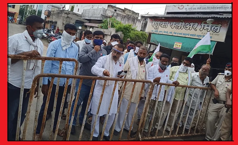 Akola News: An agitation in front of the residence of Union Minister of State Sanjay Dhotre