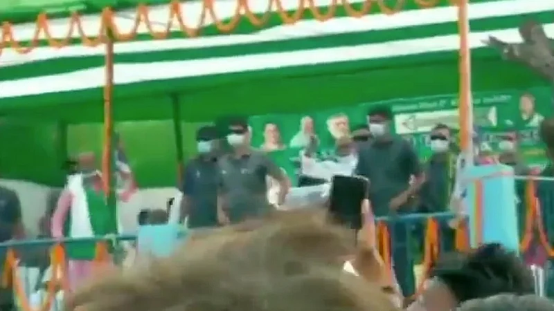 stone pelted on nitish