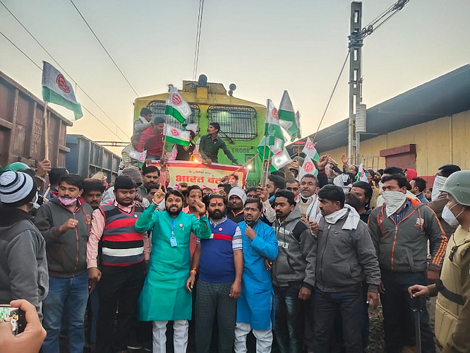 Akola News: India closed; Swabhimani Shetkari Sanghatana Advali Railway at Malkapur