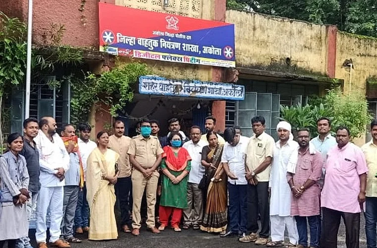 akola Vanchit Bahujan Aghadi police against towing squads vehicle pick-up operation