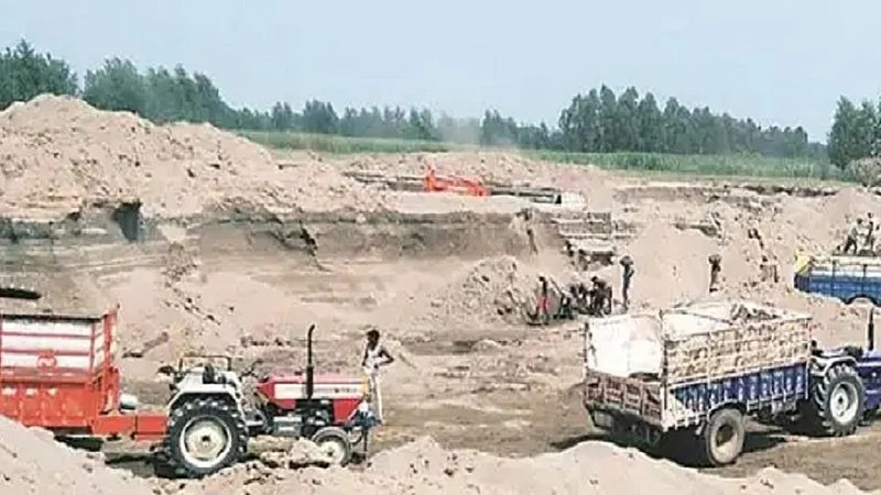 cyclone suffer people looted by sand mafia in ratnagiri