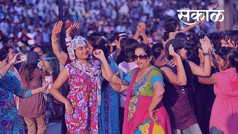 Akola Marathi News Marriage crowd road corona government measures threat