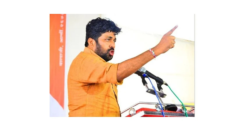 Bachchu kadu said this government should help the farmers at winter session nagpur
