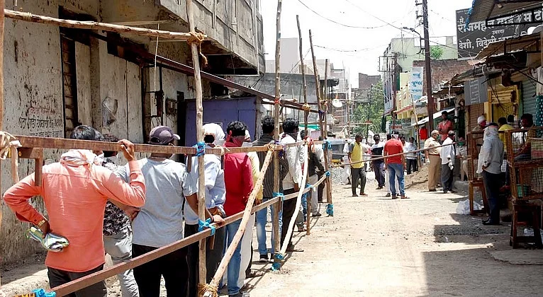 उमरगा : मद्य खरेदीसाठी रांगेत थांबलेले ग्राहक.