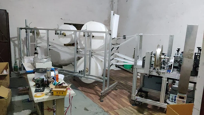 बनावट मास्क बनावणाऱ्या युपीतील भामट्यांना मुंबई पोलिसांचा दणका