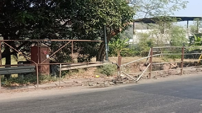 भाईंदर : कारने दिलेल्या धडकेमुळे तुटलेला लोखंडी संरक्षक कठडा.