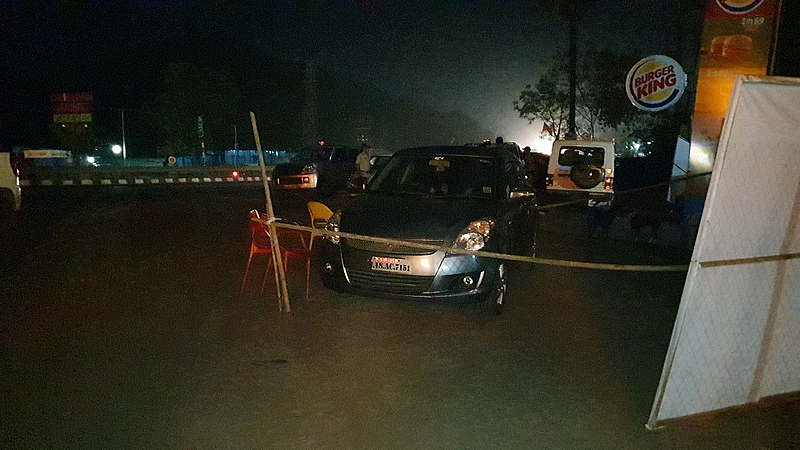 आरोपींनी गोळीबार केलेली महिला पोलिसाची गाडी